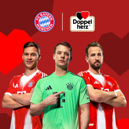 Tri fudbalera FC Bayern Münchena stoje ispred crvene pozadine sa geometrijskim oblicima srca. S lijeva na desno: Hari Kejn, Džamal Musijala i Manuel Nojer. Iznad njih se nalaze logotipi FC Bayern München i Doppelherz, što ukazuje na partnerstvo između brendova.